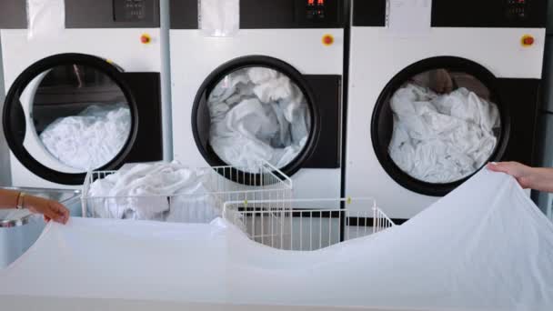 ランドリー 3台の大型洗濯機がドラムを回転させている ホワイトリネン — ストック動画