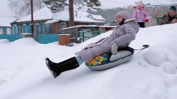 Σωλήνας Ένα Κορίτσι Κατεβαίνει Ένα Χιονισμένο Βουνό Πάνω Ένα Σωλήνα — Αρχείο Βίντεο
