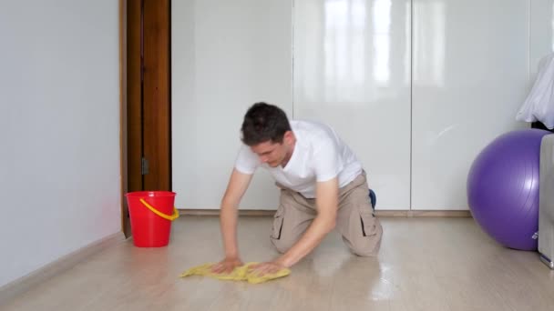 Ένας Νεαρός Πλένει Πάτωμα Στο Δωμάτιο Υγρό Καθάρισμα Στο Σπίτι — Αρχείο Βίντεο