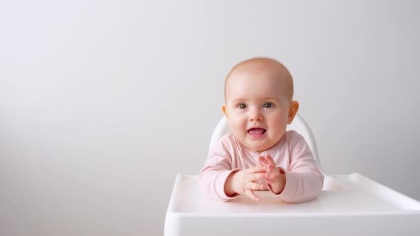 Bebé Dulce Divertido Sentado Silla Niño Mira Alrededor Divierte — Vídeos de Stock