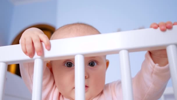Bebê Olha Através Corrimão Berço Para Câmera Close — Vídeo de Stock