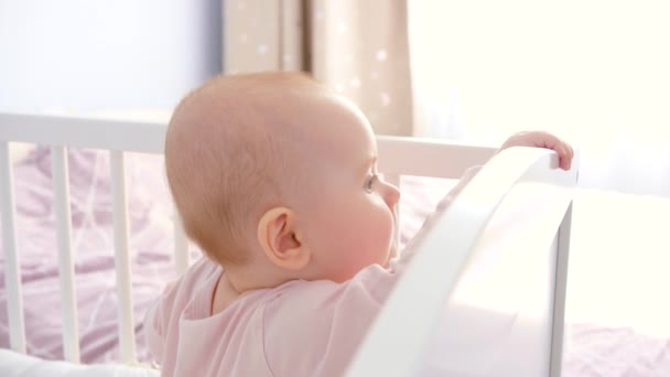 婴儿从床头板后面向外张望 快乐的宝贝快乐的童年 — 图库视频影像