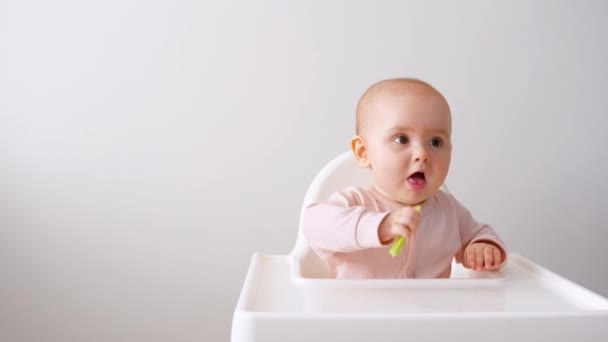 那孩子正在吃一片黄瓜 婴儿的补充营养餐 健康饮食 — 图库视频影像