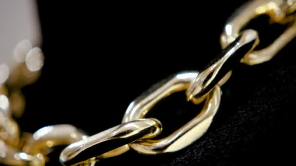 Złoty Łańcuch Dużymi Ogniwami Czarnym Manekinie Sklep Jubilerski Luksusowe Życie — Wideo stockowe
