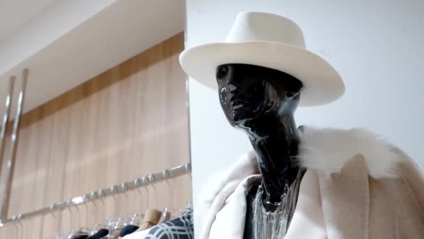 Manequim Chapéu Branco Casaco Loja Roupas Moda Estilo — Vídeo de Stock