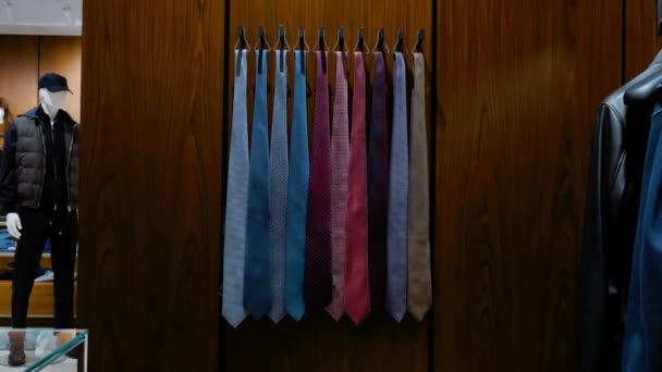 Gravatas Multicoloridas Penduradas Janela Loja Boutique Roupas Masculinas — Vídeo de Stock