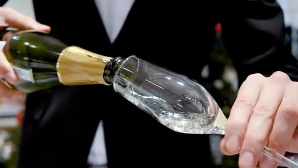 ウェイターの男性の手は スパークリングワインやシャンパンにグラスを注いでいます クローズアップ — ストック動画