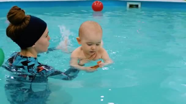 Dziecko Pływa Basenie Uśmiecha Się Patrzy Kamerę Lekcje Pływania — Wideo stockowe