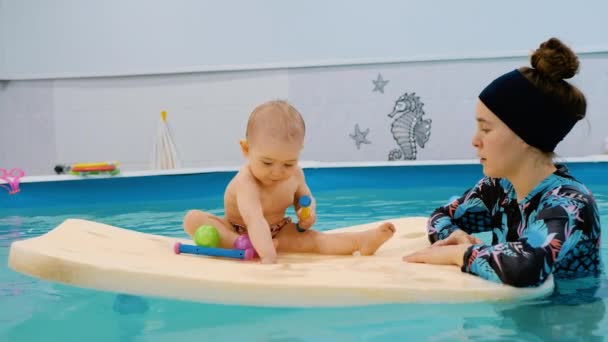 孩子在游泳池里游泳 微笑着 看着镜头 游泳课 — 图库视频影像