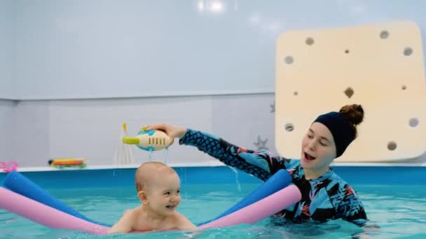 Het Kind Zwemt Het Zwembad Glimlacht Kijkt Camera Zwemles — Stockvideo