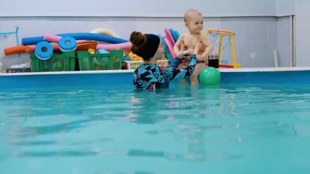 Dziecko Pływa Basenie Uśmiecha Się Patrzy Kamerę Lekcje Pływania — Wideo stockowe