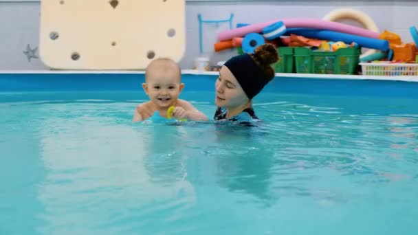 Dítě Plave Bazénu Usmívá Dívá Kamery Lekce Plavání — Stock video