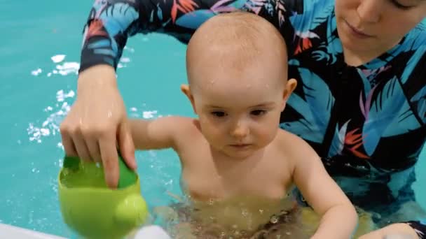 Çocuk Havuzda Yüzüyor Gülümsüyor Kameraya Bakıyor Yüzme Dersi — Stok video