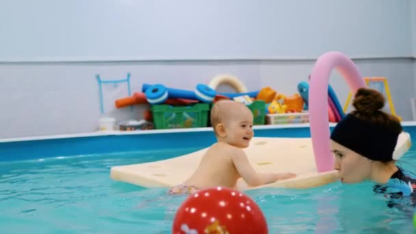 Дитина Плаває Басейні Посміхається Дивиться Камеру Урок Плавання — стокове відео