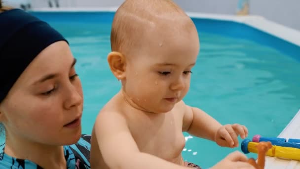Ребенок Плавает Бассейне Улыбается Смотрит Камеру Урок Плавания — стоковое видео