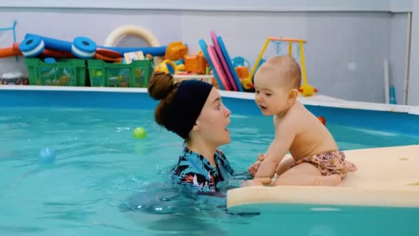 Dítě Potápí Voru Bazénu Trenérem Plave Pod Vodou Vynořuje — Stock video