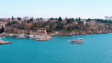 Beyaz bir yat körfeze doğru gidiyor. Güney limanı. Tekne gezisi