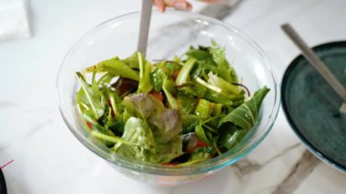 Sebze salatası, ıspanak, roka ve domates. Zeytin yağı sürülmüş..