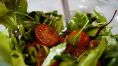 Sebze salatası, ıspanak, roka ve domates. Düzgün beslenme. Vejetaryenlik.