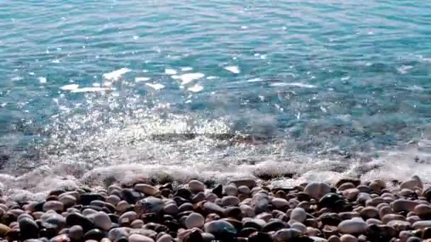 Морські Хвилі Перевернуть Великі Камінці Морський Фон Відео — стокове відео