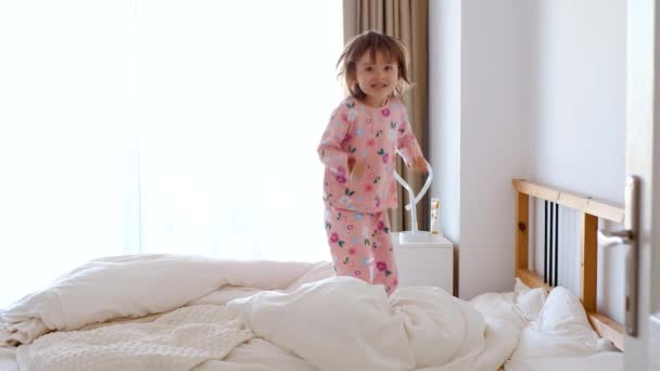 Bebé Está Saltando Cama Pijama Mañana Soleada Niño Feliz — Vídeos de Stock