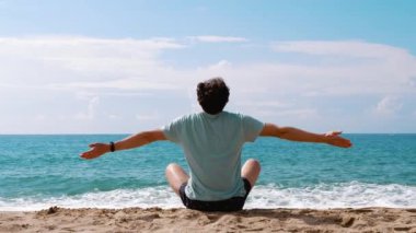 Sahilde yoga dersi. Deniz arka planı. Sakinlik ve sükunet