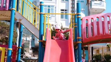Çocuk parkında. Kayarak git. Açık hava oyunları