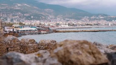 Türkiye kıyıları. Alanya. Birçok ev ve deniz.