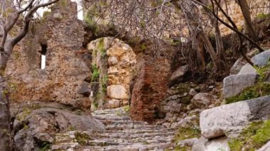 Eski bir taş kaleye giriş. Turistik yer