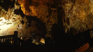 Eski bir mağaranın içinde. Speleoloji.