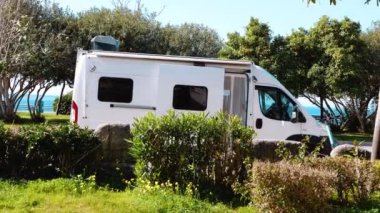 Seyahat karavanı park edilmiş. Vanlife