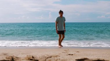 Adam ayaklarını suya sokup sonra da gidiyor. Zaman doldu.