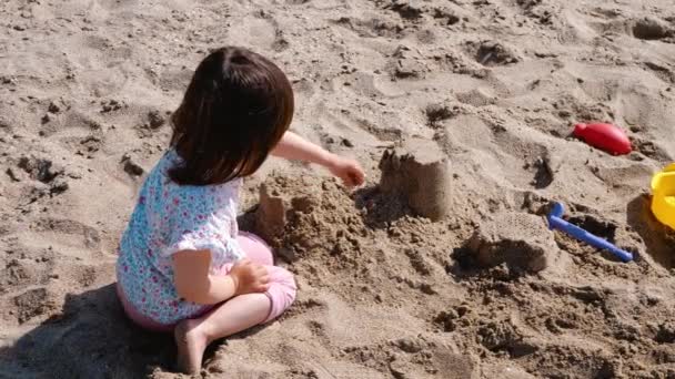 Dziecko Bawi Się Piaskiem Plaży Buduje Pasochki Życie Nad Morzem — Wideo stockowe