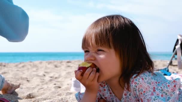 Dziecko Gryzie Jabłko Plaży Środowisko Morskie — Wideo stockowe