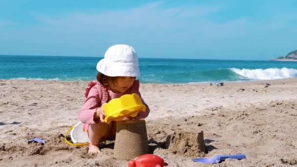 Dziecko Bawi Się Piaskiem Plaży Buduje Rozwijanie Dzieci — Wideo stockowe