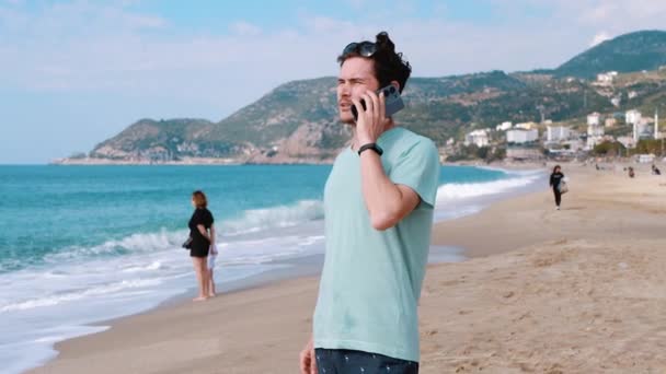 Homme Parlant Téléphone Sur Fond Plage Mer Montagne — Video