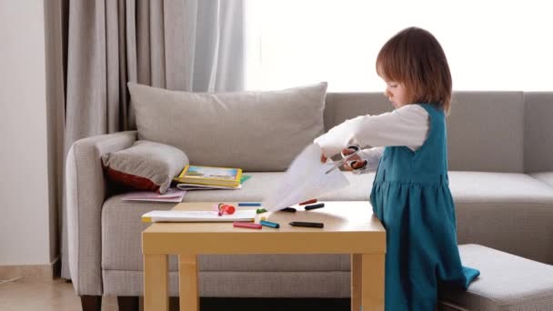 Παιδική Ανάπτυξη Ένα Κορίτσι Κόβει Μια Χάρτινη Φιγούρα Ψαλίδι — Αρχείο Βίντεο