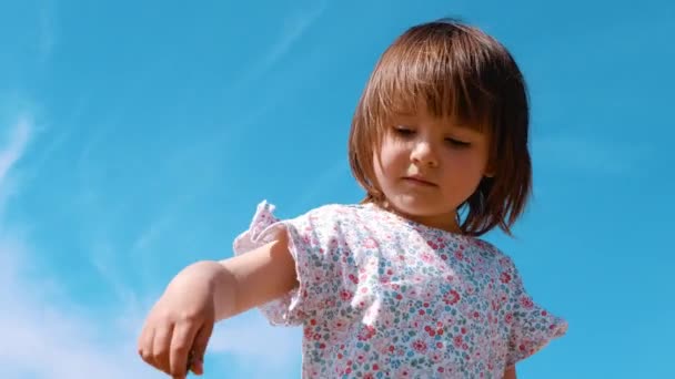 Criança Feliz Uma Camiseta Brilhante Contra Céu Azul Dias Verão — Vídeo de Stock
