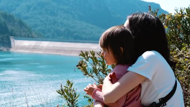 Мама Дочка Захоплюються Видом Блакитне Озеро Гори — стокове відео