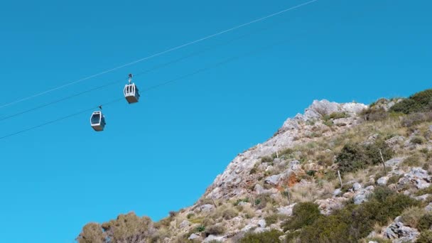 Ropeway Funicular Cabanas Estão Movendo Direção Montanha — Vídeo de Stock