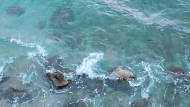 Deniz Dalgaları Köpürüp Kayalara Çarpıyor Yukarıdan Görüntüle — Stok video