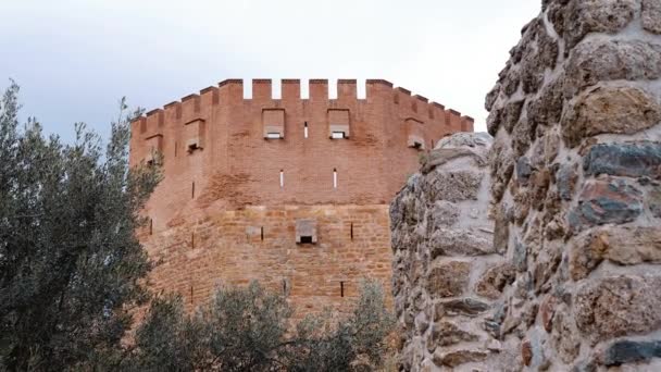 古老石墙的城墙和阿拉亚红塔的景观 — 图库视频影像