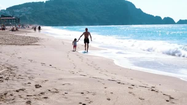 Çocuklarla Hafta Sonu Babam Kızıyla Denizde Vakit Geçiriyor — Stok video