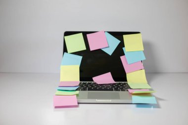 Beyaz arkaplanda izole edilmiş boş çıkartmalarla dolu bir dizüstü bilgisayar