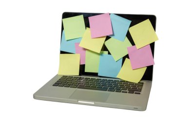 Beyaz arkaplanda izole edilmiş renkli yapışkan notlarla dolu bir dizüstü bilgisayar ekranı