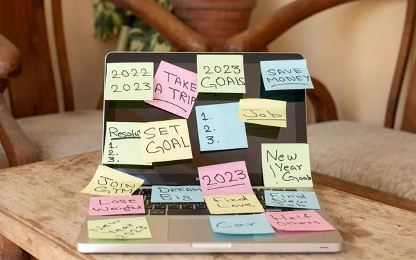 2023年の新年の目標とノートパソコンに貼り付け付箋に書かれた解像度 — ストック写真