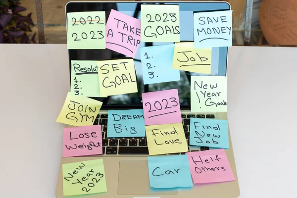 Notas Adesivas Coloridas Com Metas Resoluções Ano Novo Coladas Laptop — Fotografia de Stock