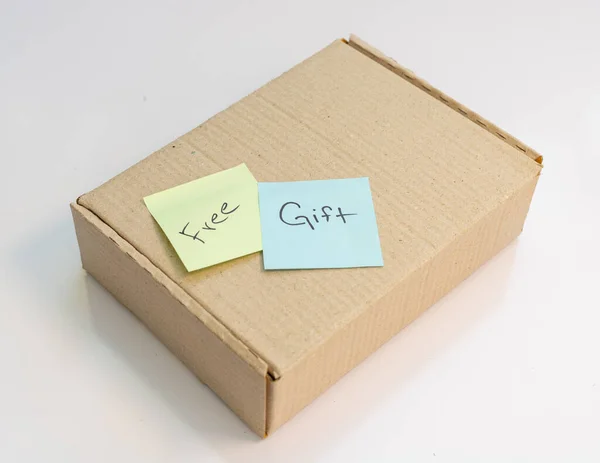 Plakkerige Notitie Van Gratis Cadeau Tekst Een Pakketdoos — Stockfoto