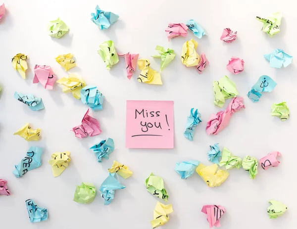 Miss You Note Handgeschrieben Auf Einem Rosa Klebezettel Mit Dekoriertem — Stockfoto