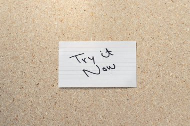 Şimdi mantar tahtası arka planına elle yazılmış motivasyon notu dene.